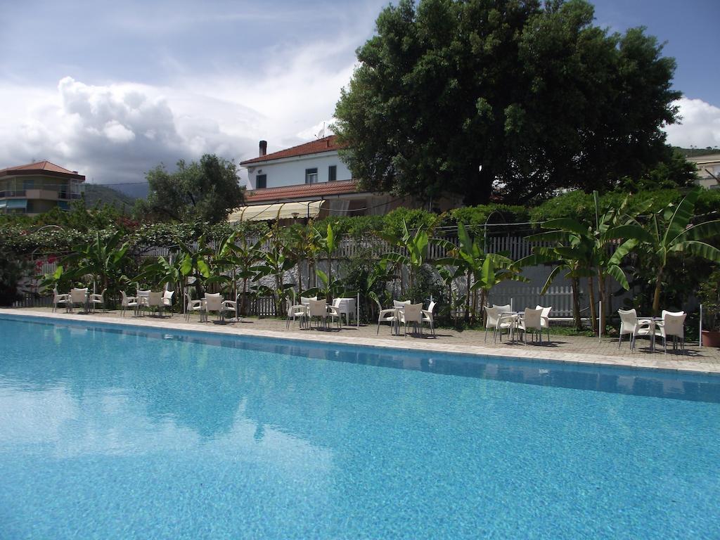 Riviera Apartments Pietra Ligure Exterior photo